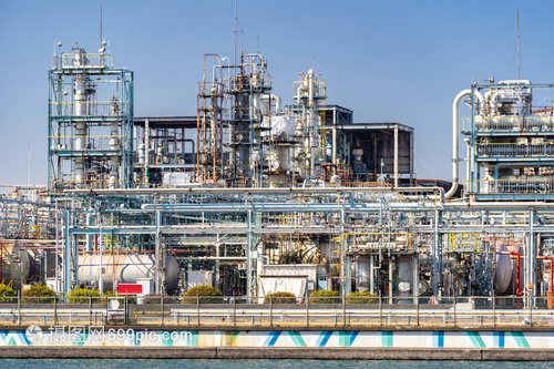 位于日本東京附近的川崎市的化工廠,擁氣體儲存管道結構,煙氣來自煙囪